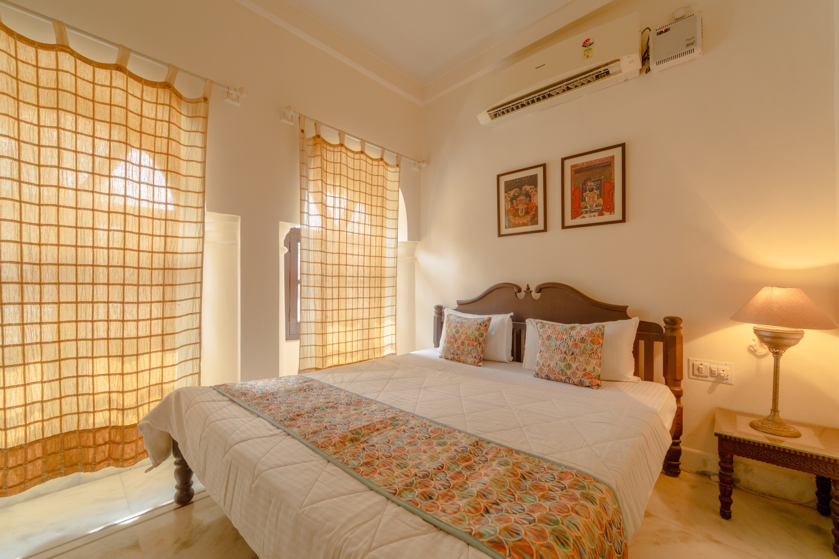 Rajmahal Palace -3 Luxury |FF rooms by Homeyhuts - Tap to explore photos