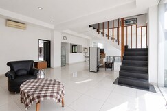 Hotel O near Pakuwon Mall formerly House Of Alfita