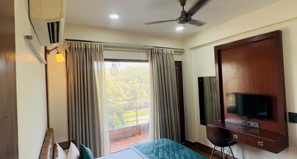 Marigold 5 Min Distance Botanical Metro Room Type - Executive  Room With Balcony
