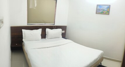 Hotel Royal night guesthouse Room Type - Deluxe room