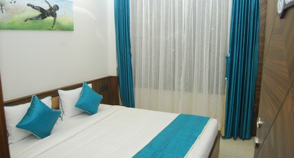 STADIA INN Room Type - Deluxe Room (CITY OR STADIUM VIEW)