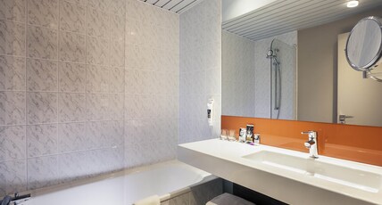 Hotel Mercure Marne la vall Room Type - Family Room with 1 double bed and 1 single bed Hotel Mercure Marne la vall Room Type - Family Room with 1 double bed and 1 single bed