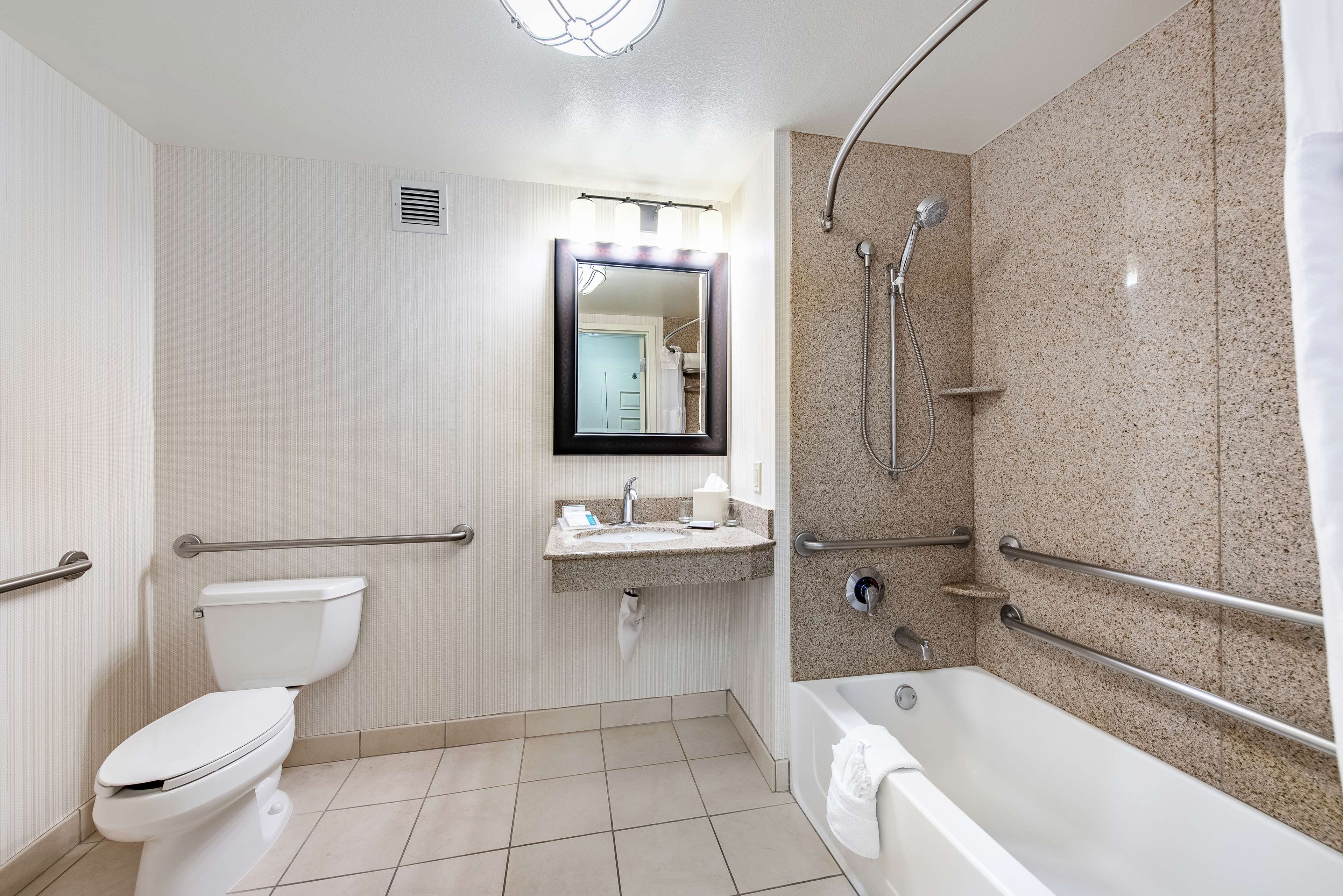 Hilton Garden Inn Oxnard/Camarillo - Tap to explore photos