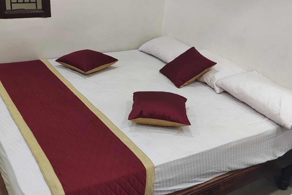 Sri Kanchi Rooms - Tap to explore photos