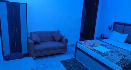 Papa maddy's pool party resort Agra Room Type - King Queen room