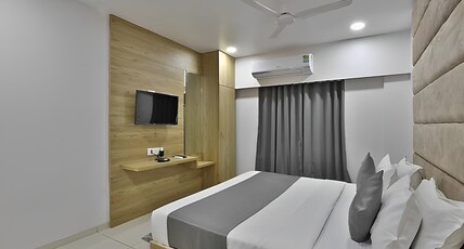 HOTEL MONVILLE Room Type - Medium Deluxe Room