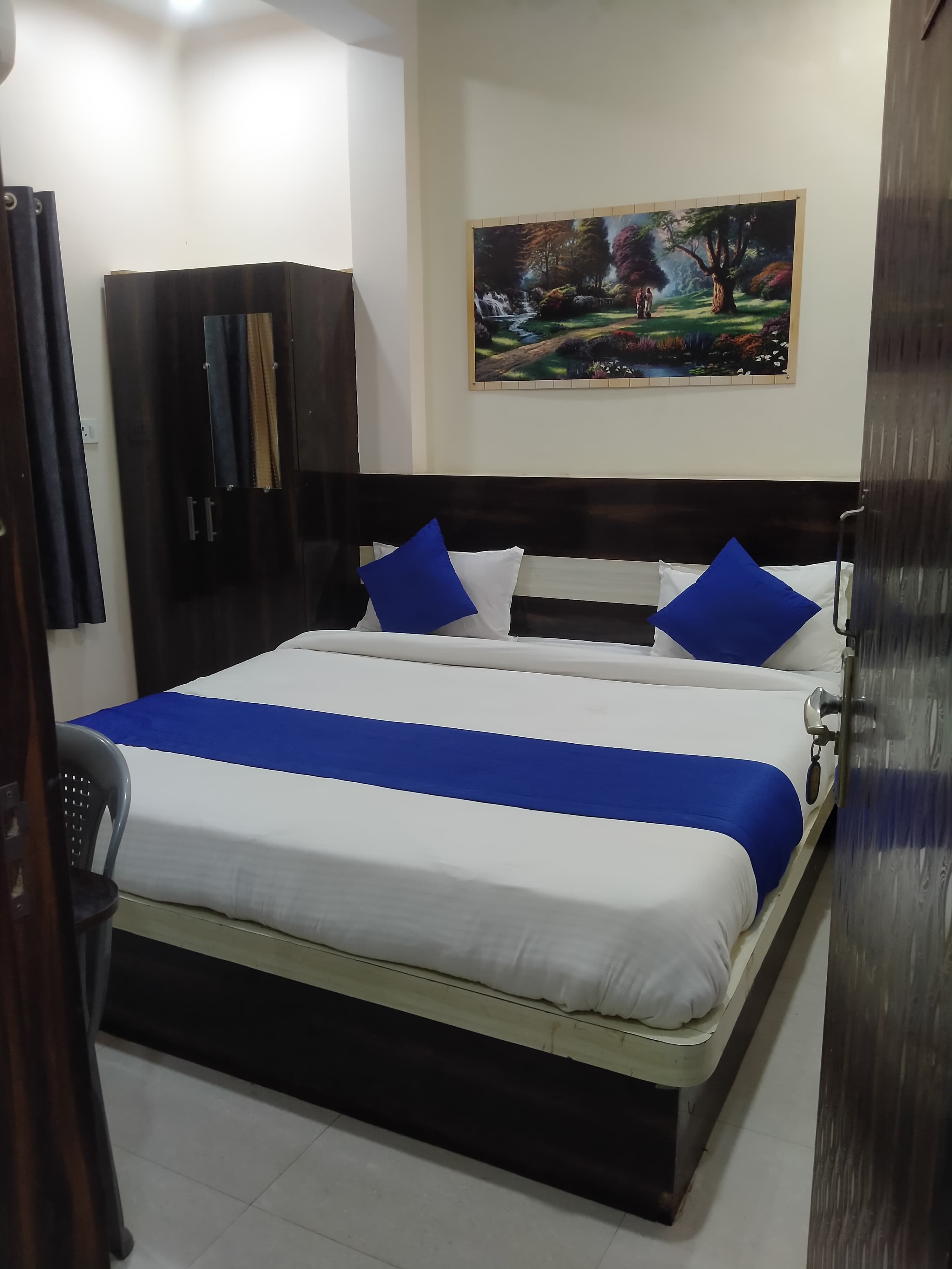 HOTEL SOM - Tap to explore photos