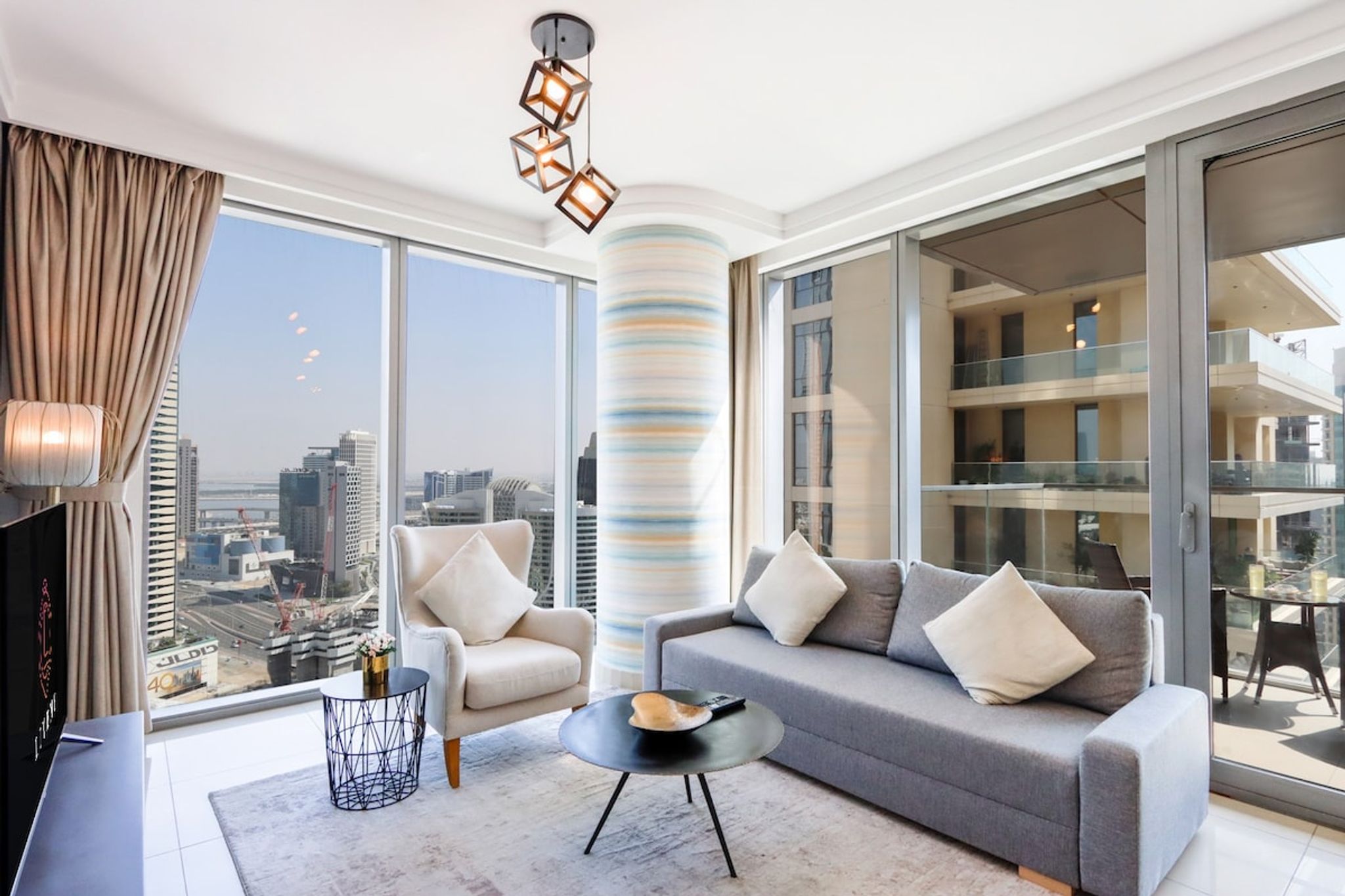 ELIVAAS Curated Bright 1BR, Boulevard Point - Tap to explore photos