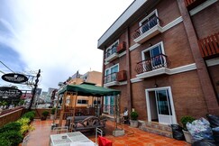 The Red Balcony Inn