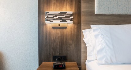 Holiday Inn Express Van Nuys Room Type - 1 King Standard
