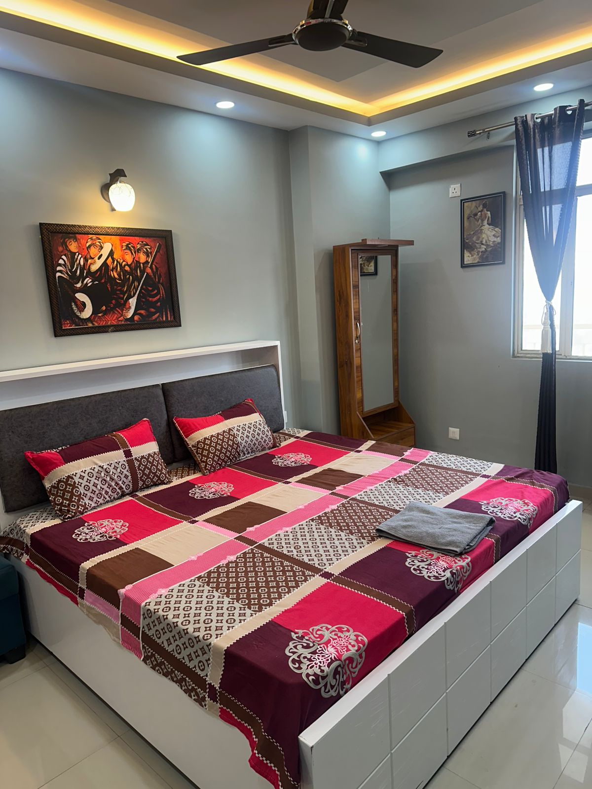 Royale Imperia - Tap to explore photos