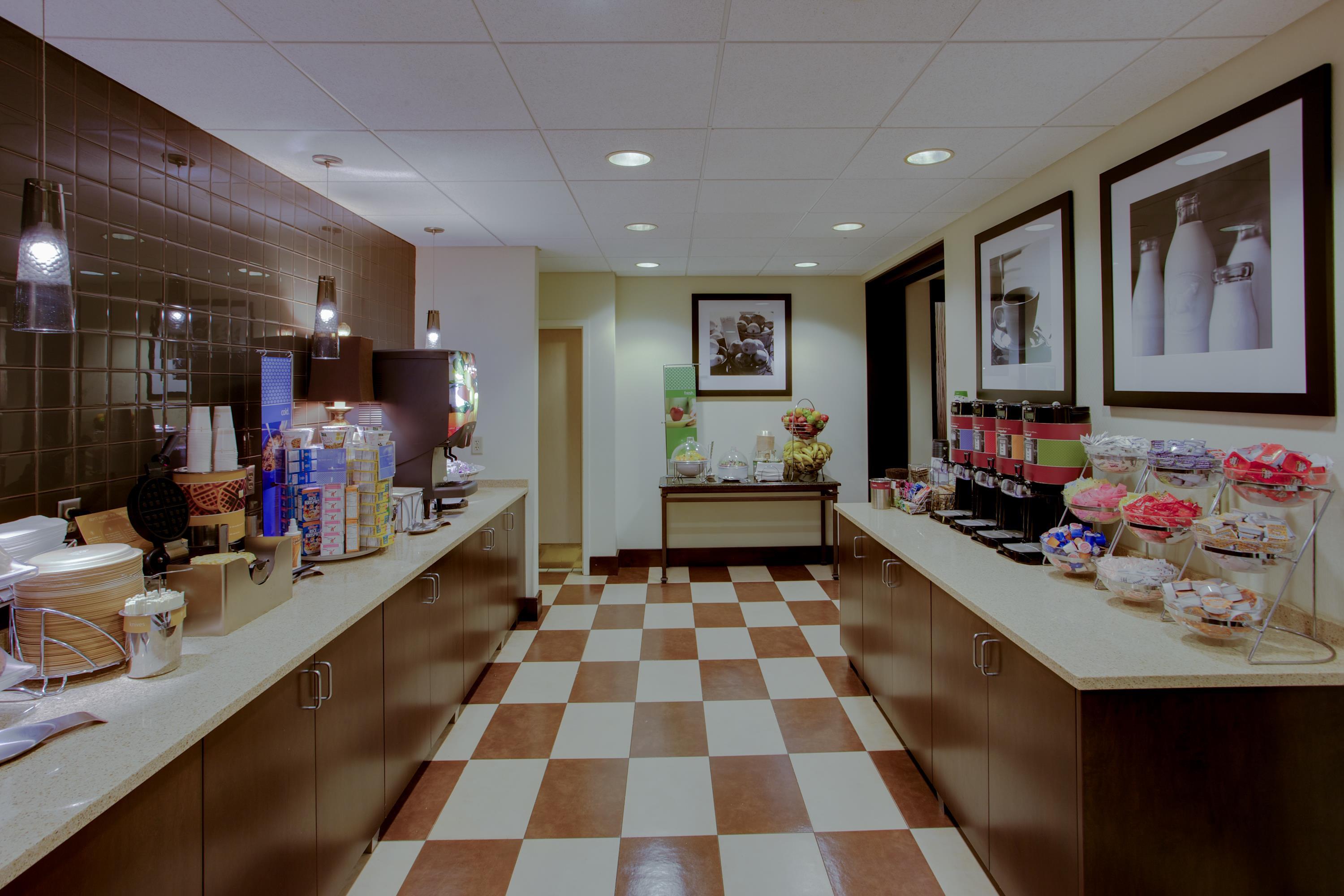Hampton Inn Richmond West - Tap to explore photos