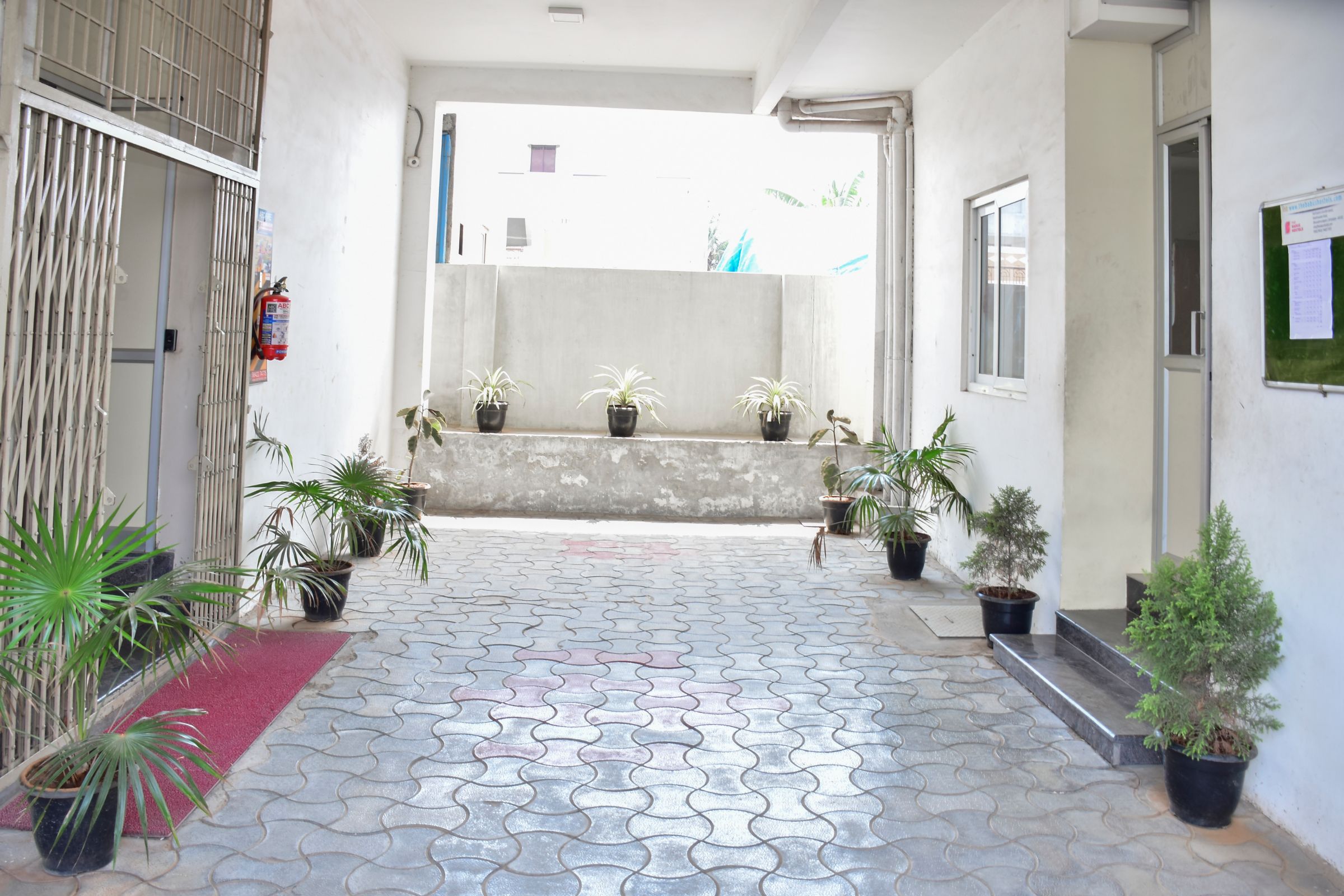 THE BABUS HOSTELS FOR MENS - Tap to explore photos