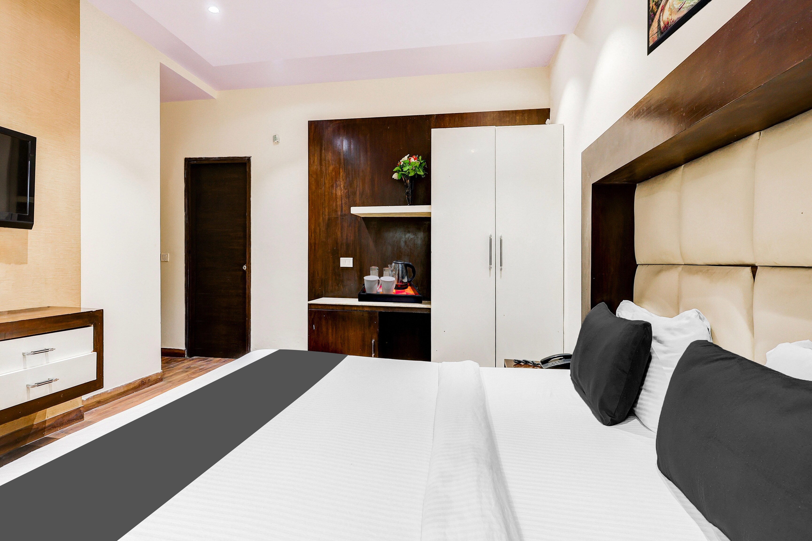 Townhouse Oak Sector 25 Gurgaon - Tap to explore photos