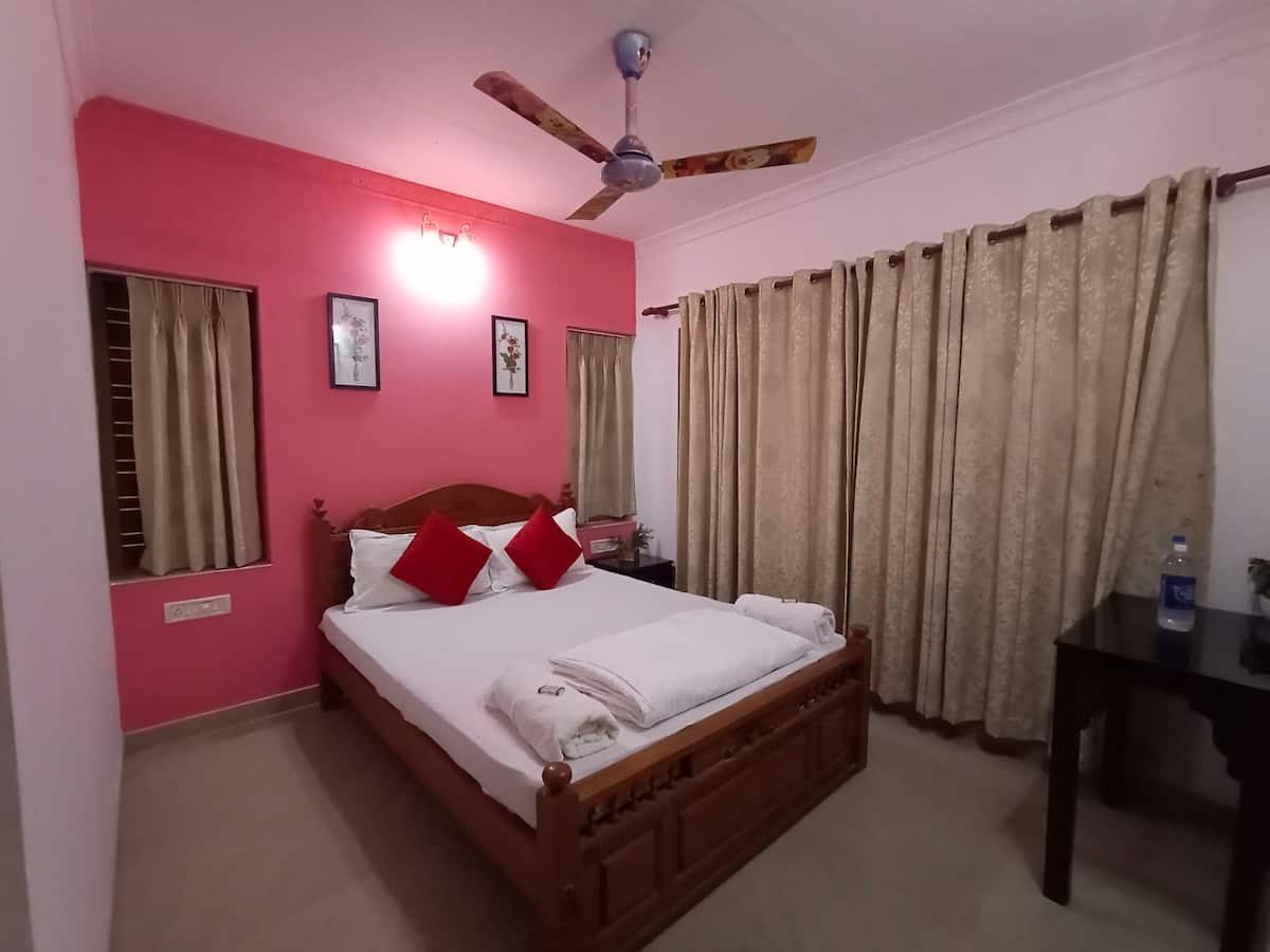 Aida Villa Homestay | Rooms & Caretaker - Tap to explore photos