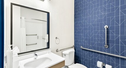 Spark by Hilton Springfield Southwest Room Type - 1 KING BED MOB ACCESS TUB