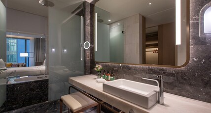Crowne Plaza Kuala Lumpur City Centre Room Type - 1 King Premium Lounge Access