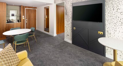 DoubleTree by Hilton Hotel Leeds City Centre Room Type - KING CITY SUITE