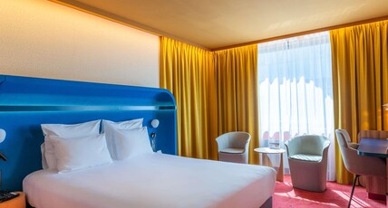 Mercure Warszawa Centrum Room Type - Superior Room with 1 large queen-size bed
