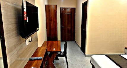 Hotel Vrindavan Paradise & Resort Room Type - Luxury Room With Balcony and Temple View Hotel Vrindavan Paradise & Resort Room Type - Luxury Room With Balcony and Temple View