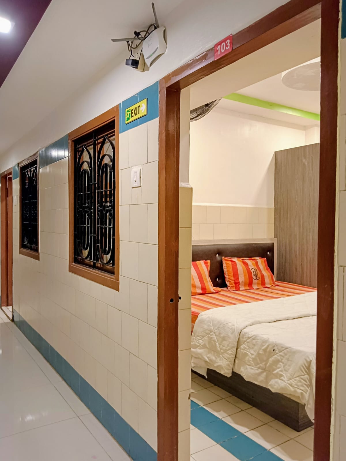 Sam Galaxy Guest House - Tap to explore photos