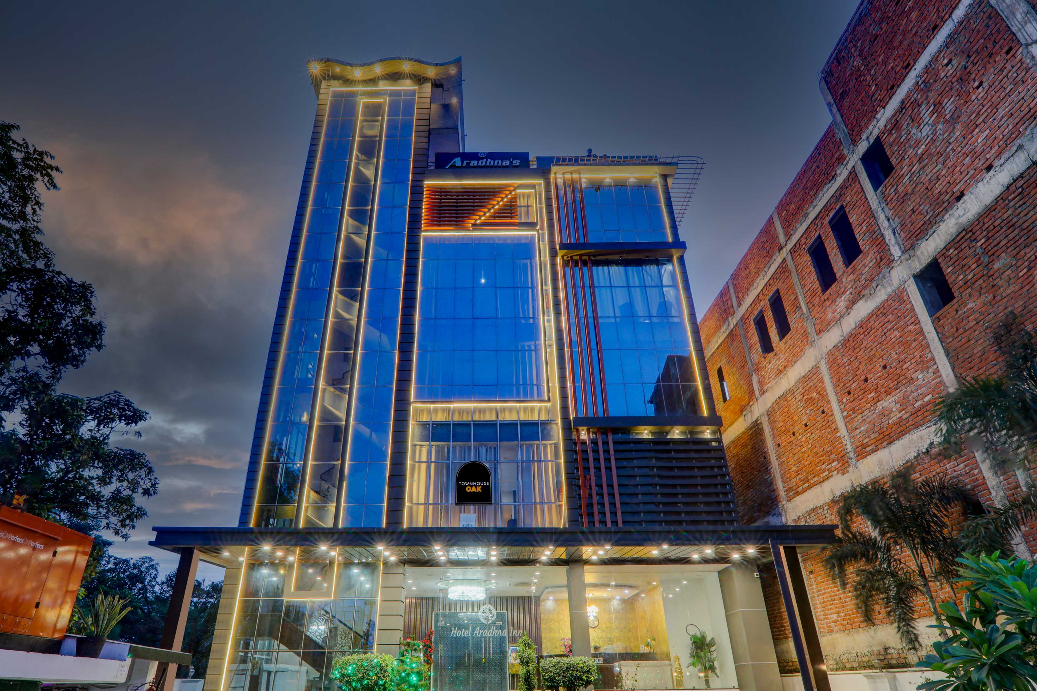 Townhouse OAK Hotel Aradhna Inn Unit By Blue Moon Hotel - Tap to explore photos