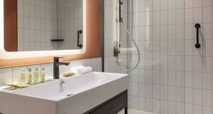 DoubleTree by Hilton Brighton Metropole Room Type - QUEEN GUEST ROOM