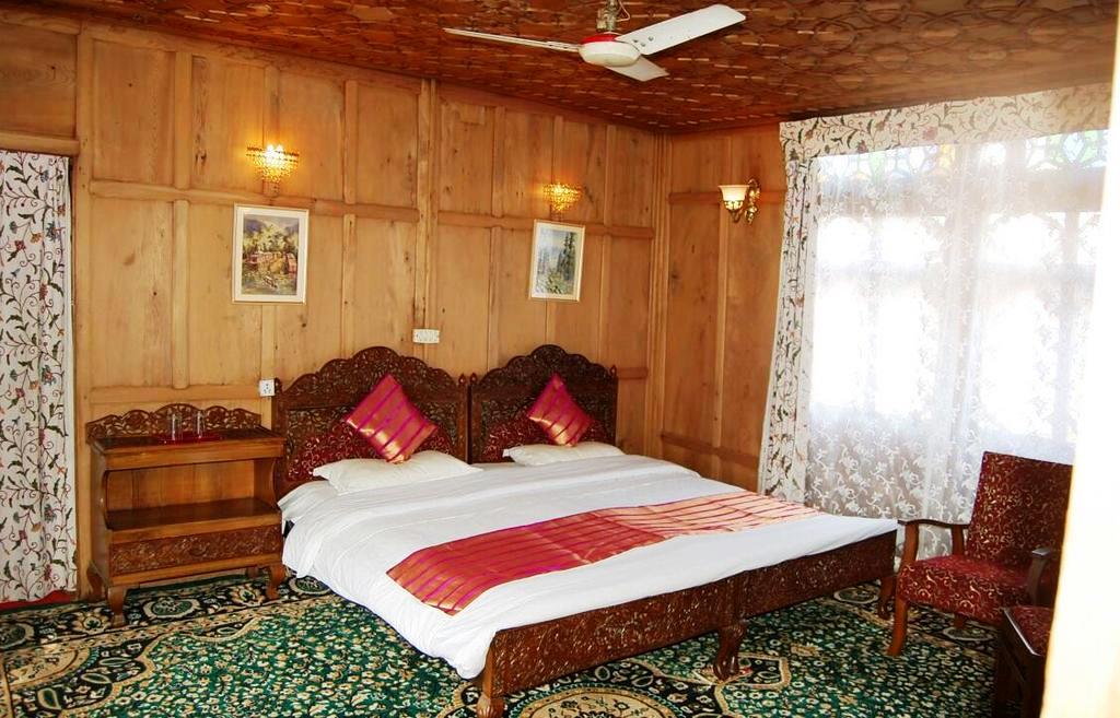 Houseboat Hunza - Tap to explore photos