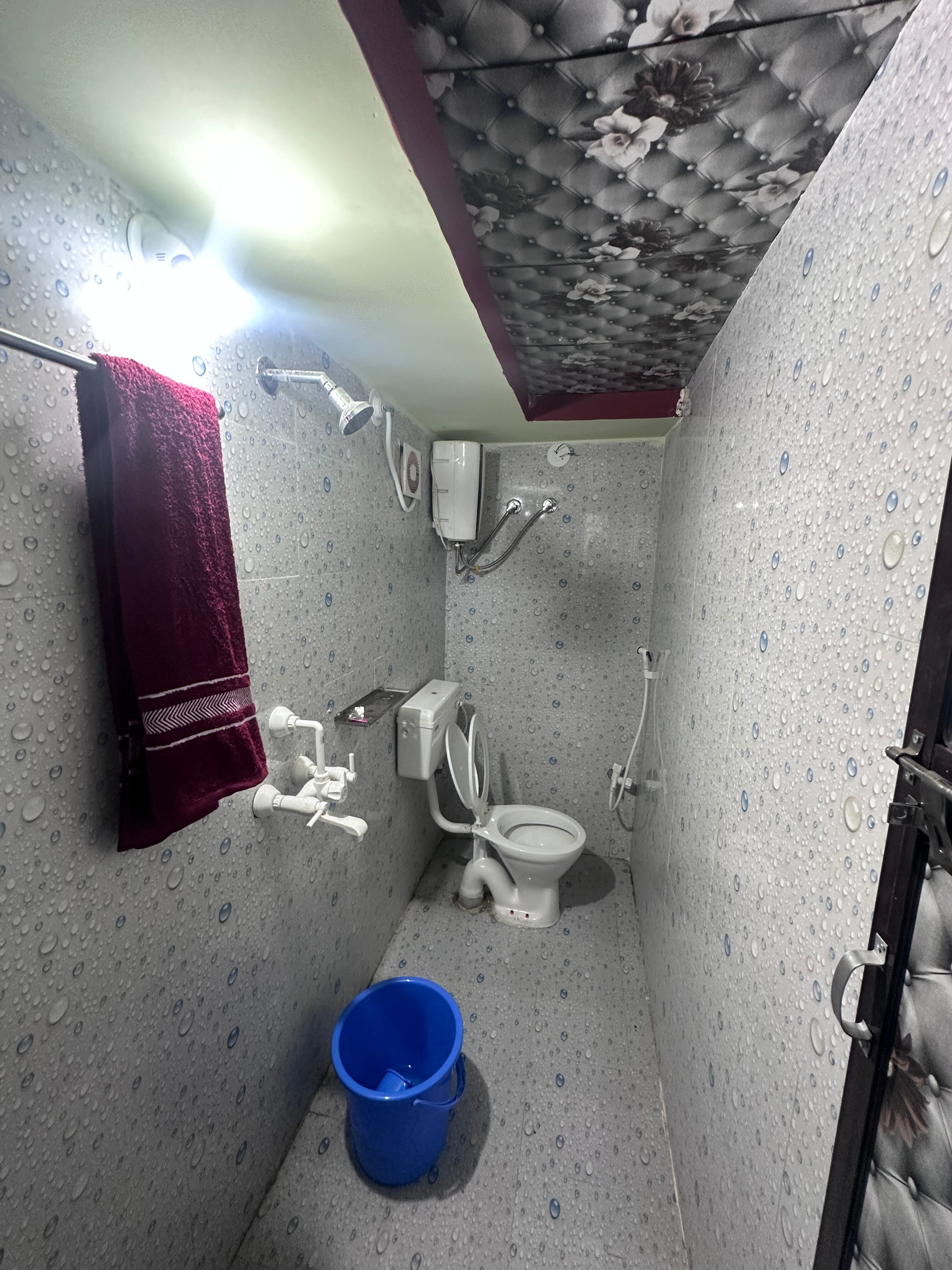 Hotel gunj palace - Tap to explore photos