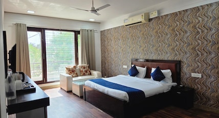 Posh Classic Huda City Center Metro Room Type - Suite Room with Private Balcony and Bathtub Posh Classic Huda City Center Metro Room Type - Suite Room with Private Balcony and Bathtub