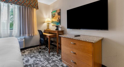 Best Western Ambassador Inn & Suites Room Type - 1 King Bed, Mobility Accessible, Bathtub, Non-Smoking, Continental Breakfast