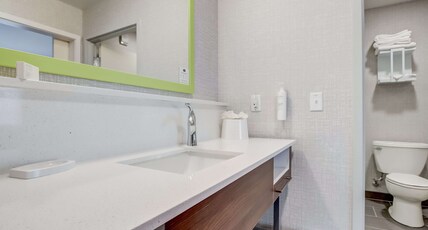 Hampton Inn & Suites by Hilton Cincinnati Midtown Rookwood Room Type - 2 QUEENS HEARING ACC