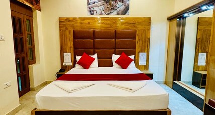 Hotel Chitrakoot Room Type - Deluxe (AC)