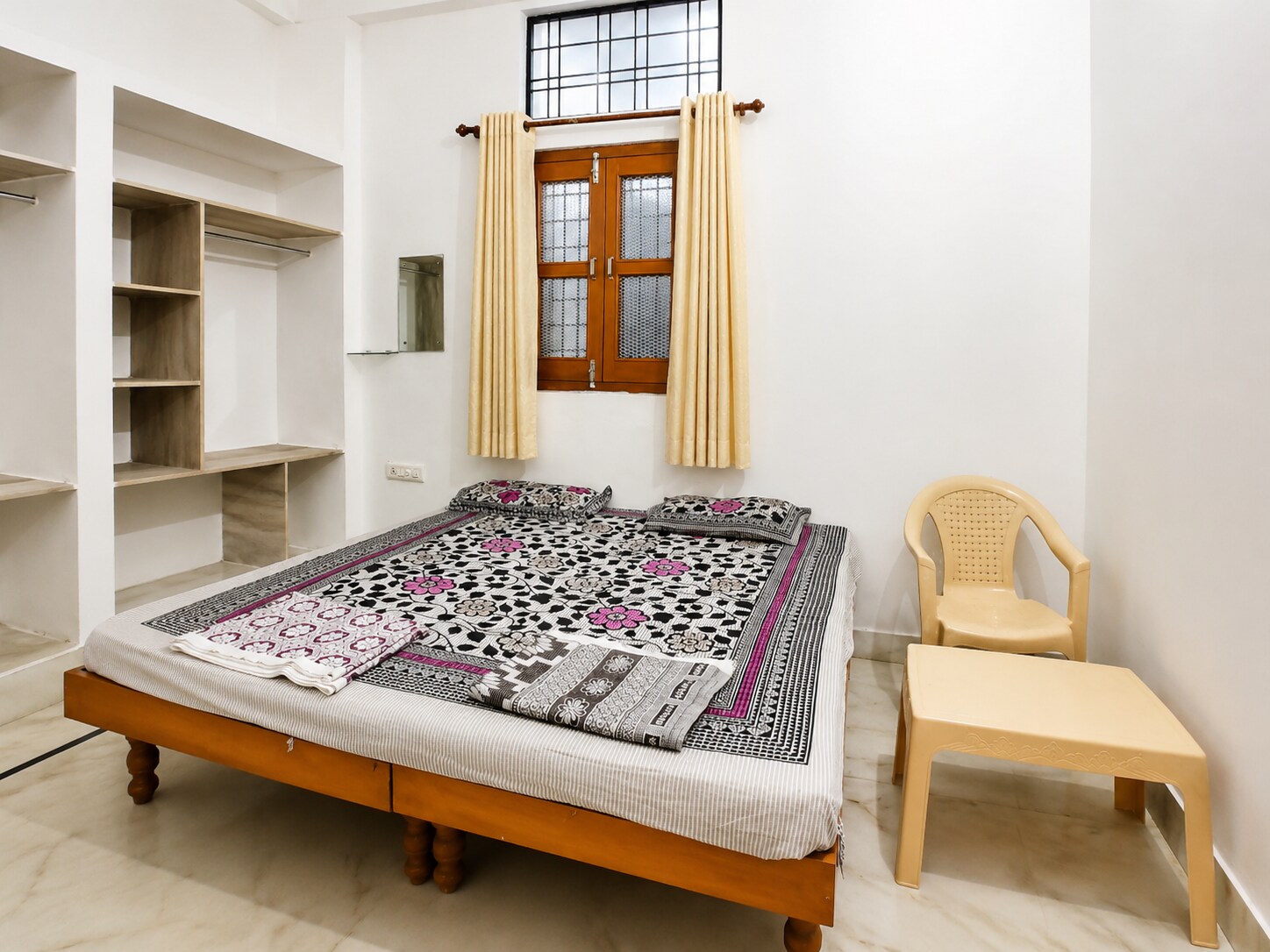Shreenath Guest House - 500 meters from Railway Station. - Tap to explore photos