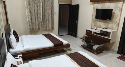 Hotel prakshi palace Room Type - Two Double Bedded Family Room
