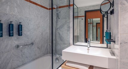 DoubleTree by Hilton Paris Bougival Room Type - QUEEN GUEST ROOM