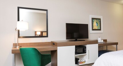 Hampton Inn & Suites East Lansing Okemos Room Type - 1KING STUDY SOFABED NOSMOK