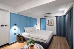 CMYK Boutique Hotel - 3-Min Walk to MRT Huai Khwang
