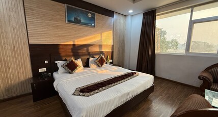 Hotel Flora Room Type - Suite Room with Working Desk