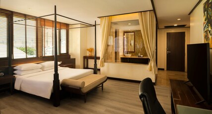 The Davis Bangkok Room Type - Deluxe Room Corner Wing with Separated Shower and Bathtub
