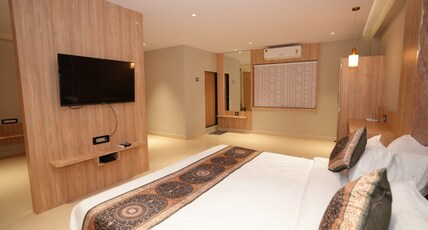 NANDAN CONVENTION(300MTR FROM RAILWAY STATION) Room Type - SUITE ROOM