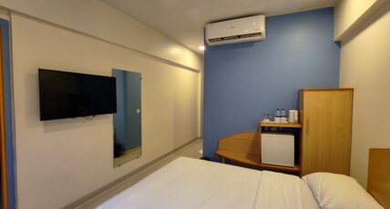 Ginger Agartala Room Type - Queen Room