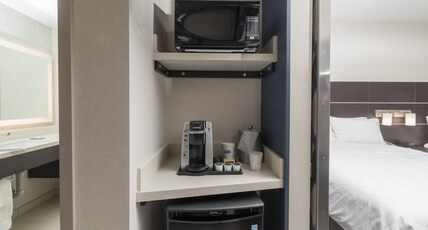 Holiday Inn Express & Suites Saskatoon East - University Room Type - 1 King Ste Access Roll Shwr