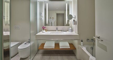 InterContinental Barcelona, an IHG Hotel Room Type - 1 King Classic Single Sofa Bed