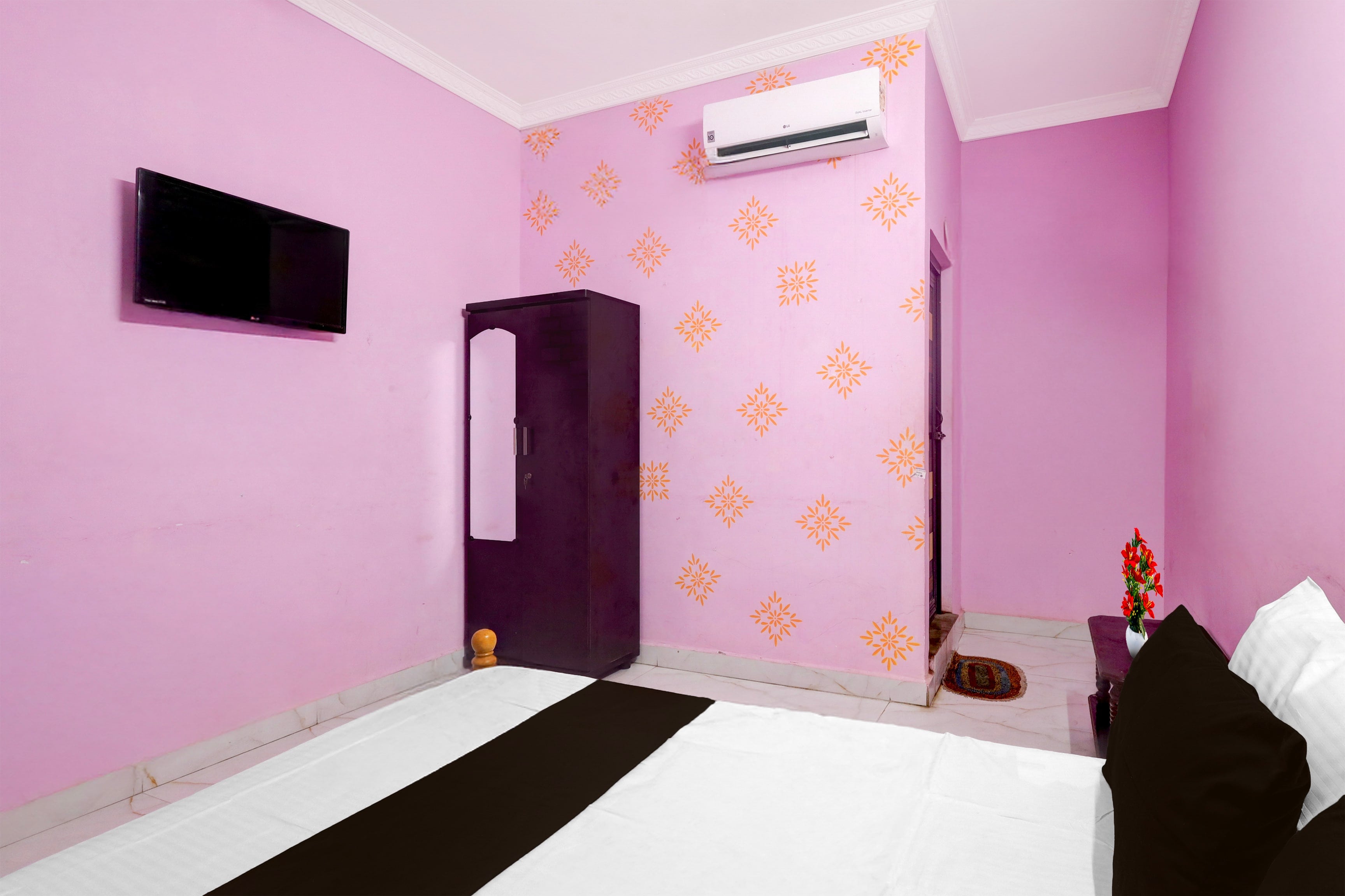 Super Hotel O Tiruvallur Bus Terminal Formerly SK Vinoth Mahal - Tap to explore photos