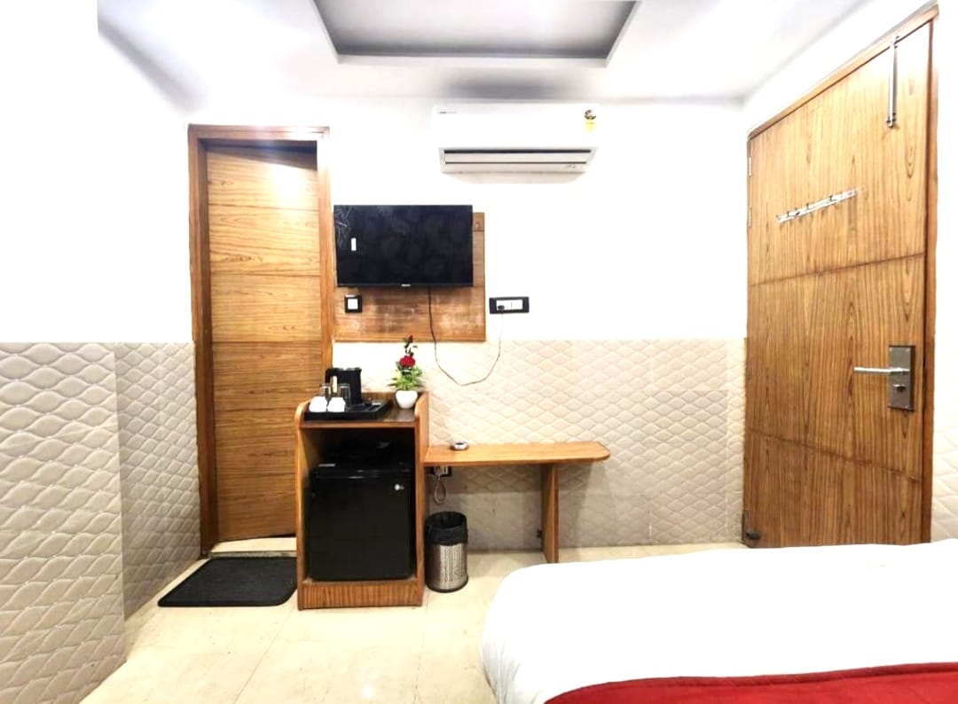 Hotel Le Cashew 1Min Walk From New Delhi Railway Station - Tap to explore photos