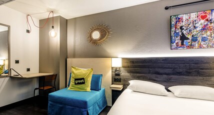Greet Hotel Bordeaux Floirac Arena Room Type - Superior POP Room with double bed and sofa