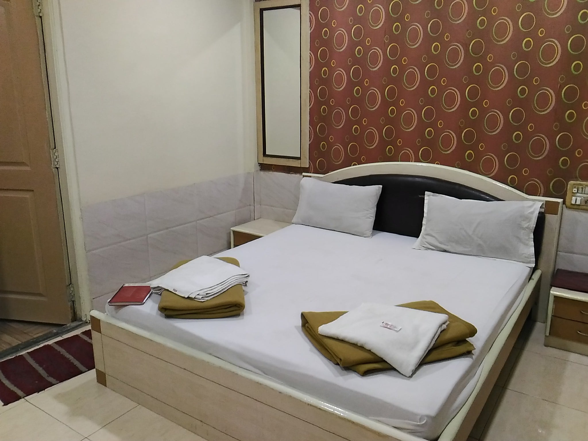 Hotel Palms - Tap to explore photos