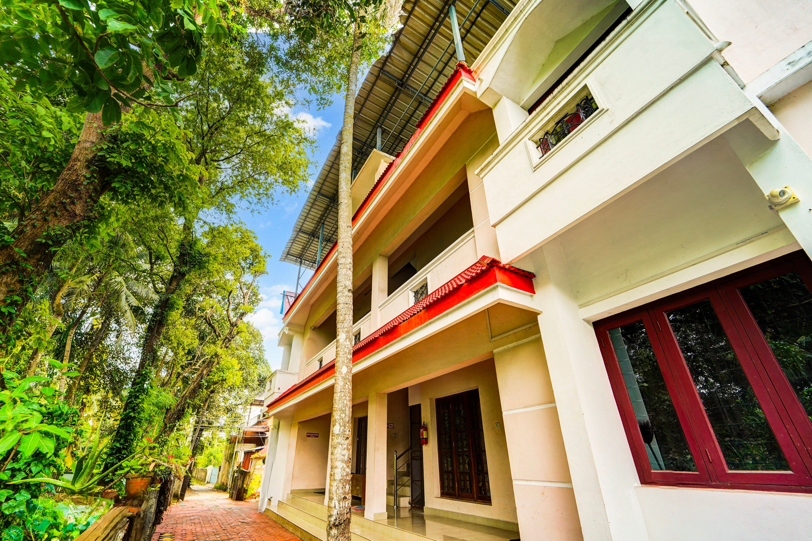Hotel O Nettoor Near Lakeshore Hospital - Tap to explore photos