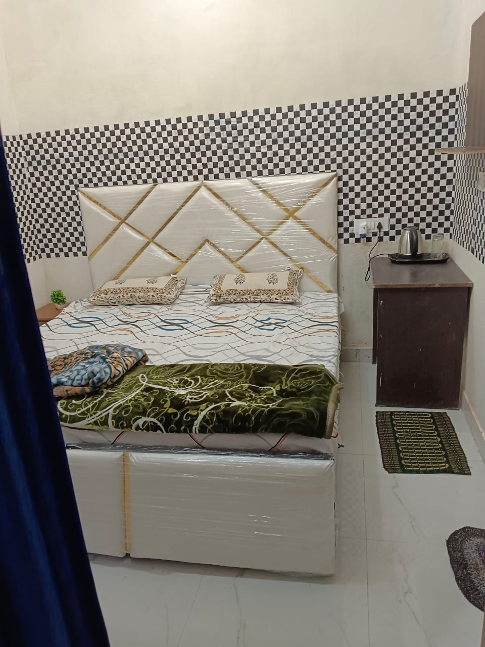 The Parvati Guest House - Tap to explore photos